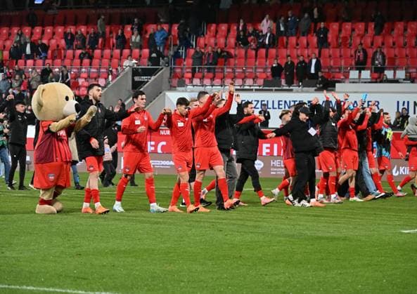 01 11 2025, xsltx, Soccer 1 Bundesliga, 1 FC Heidenheim Eintracht Frankfurt v l Thanks from the Heidenheim team to the fans after the draw against Eintracht Frankfurt DFL DFB REGULATIONS PROHIBIT ANY USE OF PHOTOGRAPHS as IMAGE SEQUENCES and or QUASI VIDEO