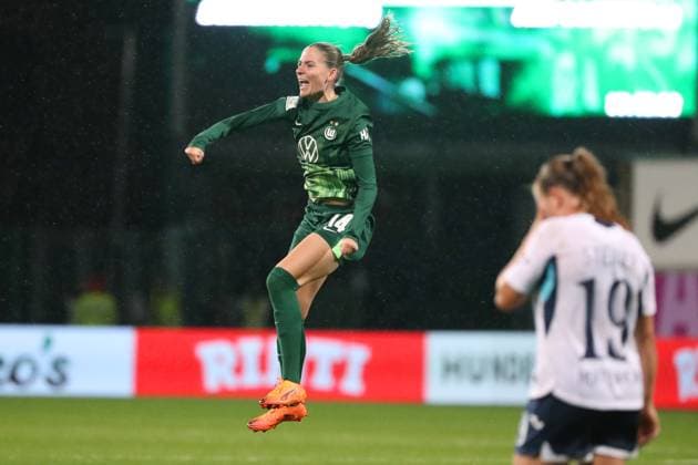 VfL Hoffenheim, BL Frauen Wolfsburg, 01 11 2025, FUßBALL VfL Wolfsburg vs TSG 1899 Hoffenheim, Google Pixel Frauen Bundesliga, Saison 2025 26 Smilla Vallotto VfL Wolfsburg cheers after her goal to make it 2 0 Wolfsburg