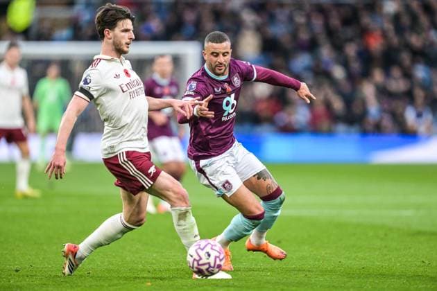 1st November 2025; Turf Moor, Burnley, Lancashire, England; Premier League Football, Burnley versus Arsenal; Kyle Walker of Burnley pressures Declan Rice of Arsenal for the ball  LeexDurkin