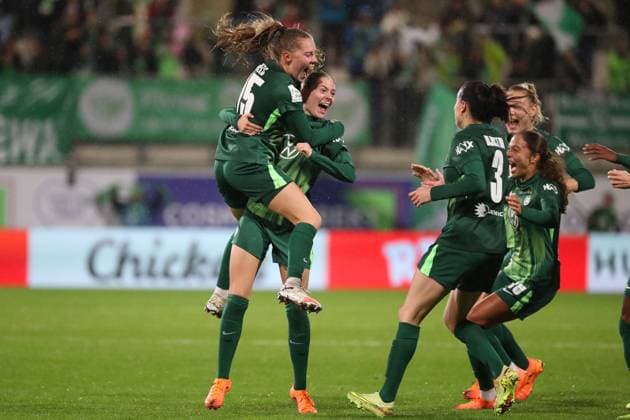 VfL Hoffenheim, BL Frauen Wolfsburg, 01 11 2025, FUßBALL VfL Wolfsburg vs TSG 1899 Hoffenheim, Google Pixel Frauen Bundesliga, Saison 2025 26 Smilla Vallotto VfL Wolfsburg cheers with the team after her goal to make it 2 0 Wolfsburg