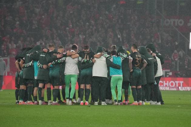 GER, 1 FBL, 1 FSV Mainz 05 vs Werder Bremen 01 11 2025, MEWA Arena, Mainz, GER, 1 FBL, 1 FSV Mainz 05 vs Werder Bremen , pictured The Bremen team form a circle at the end of the match DFL regulations prohibit any use of photographs as image sequences and or quasi video nordphotoxGmbHx xBratic nph00250