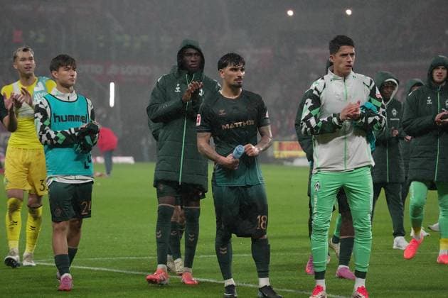 GER, 1 FBL, 1 FSV Mainz 05 vs Werder Bremen 01 11 2025, MEWA Arena, Mainz, GER, 1 FBL, 1 FSV Mainz 05 vs Werder Bremen , pictured The Bremen team go to their fans to thank them for their support DFL regulations prohibit any use of photographs as image sequences and or quasi video nordphotoxGmbHx xBratic nph00250