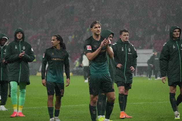 GER, 1 FBL, 1 FSV Mainz 05 vs Werder Bremen 01 11 2025, MEWA Arena, Mainz, GER, 1 FBL, 1 FSV Mainz 05 vs Werder Bremen , pictured The Bremen team go to their fans to thank them for their support DFL regulations prohibit any use of photographs as image sequences and or quasi video nordphotoxGmbHx xBratic nph00250