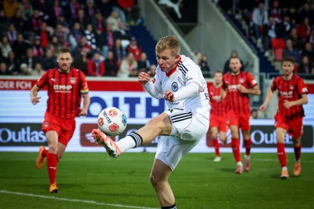 Jonathan Burkardt 9 Eintracht Frankfurt with a chance, Patrick Mainka 6 1FC Heidenheim 1846 watches, 1 FC Heidenheim 1846 vs Eintracht Frankfurt, Football, Men, DFL, Bundesliga, Season 2025 2026, Voith Arena, 9 Matchday, 01 11 2025 Heidenheim Baden Wuerttemberg Germany Copyright: xkolbert-press MartinxAgüerax