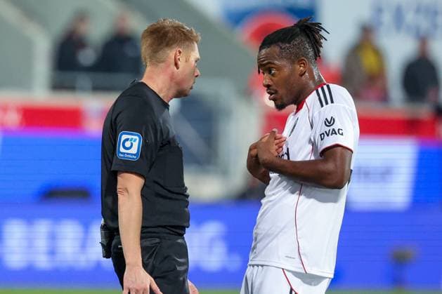 Referee Referee Christian Dingert in conversation with Michy Batshuayi 30 Eintracht Frankfurt , 1 FC Heidenheim 1846 vs Eintracht Frankfurt, Football, Men, DFL, Bundesliga, Season 2025 2026, Voith Arena, Matchday 9, 01 11 2025 Heidenheim Baden Wuerttemberg Germany Copyright: xkolbert-press MartinxAgüerax