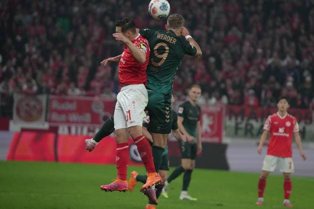 GER, 1 FBL, 1 FSV Mainz 05 vs Werder Bremen 01 11 2025, MEWA Arena, Mainz, GER, 1 FBL, 1 FSV Mainz 05 vs Werder Bremen , in picture Dominik Kohr Mainz , Keke Topp Bremen DFL regulations prohibit any use of photographs as image sequences and or quasi video nordphotoxGmbHx xBratic nph00250