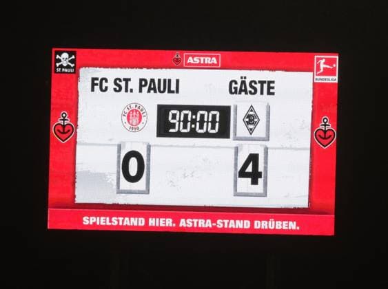 Fussball, 1.BL, Saison 2025 2026, Herren, FC St.Pauli gegen Borussia Moenchengladbach, Millerntor Stadion DFL REGULATIONS PROHIBIT ANY USE OF PHOTOGRAPHS AS IMAGE SEQUENCES AND OR QUASI-VIDEO. *** Football, 1 BL, Season 2025 2026, Men, FC St Pauli vs Borussia Moenchengladbach, Millerntor Stadion DFL REGULATIONS PROHIBIT ANY USE OF PHOTOGRAPHS AS IMAGE SEQUENCES AND OR QUASI VIDEO