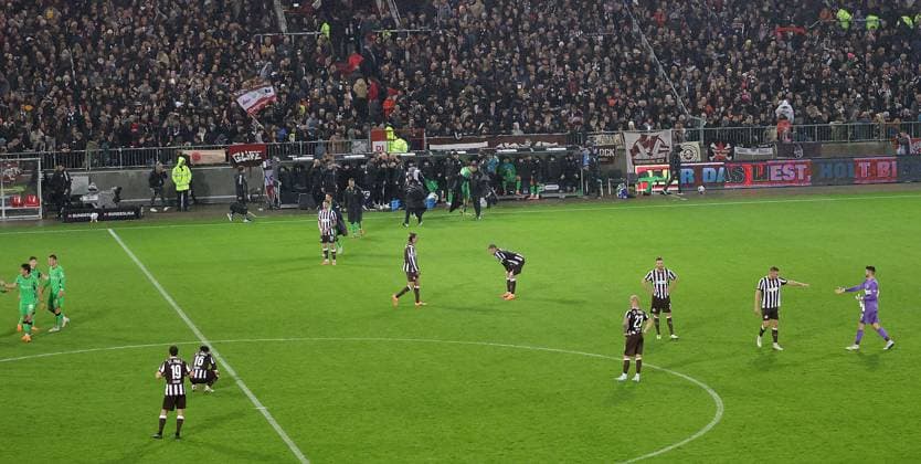 Final whistle o 4, disappointed Hamburgers on the ground Football, 1 BL, Season 2025 2026, Men, FC St Pauli vs Borussia Moenchengladbach, Millerntor Stadion DFL REGULATIONS PROHIBIT ANY USE OF PHOTOGRAPHS AS IMAGE SEQUENCES AND OR QUASI VIDEO