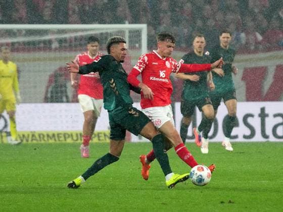 GER, 1 FBL, 1 FSV Mainz 05 vs Werder Bremen 01 11 2025, MEWA Arena, Mainz, GER, 1 FBL, 1 FSV Mainz 05 vs Werder Bremen , im Bild Justin Njinmah Bremen , Nikolas Veratschnig Mainz DFL regulations prohibit any use of photographs as image sequences and or quasi video nordphotoxGmbHx xBratic nph00250