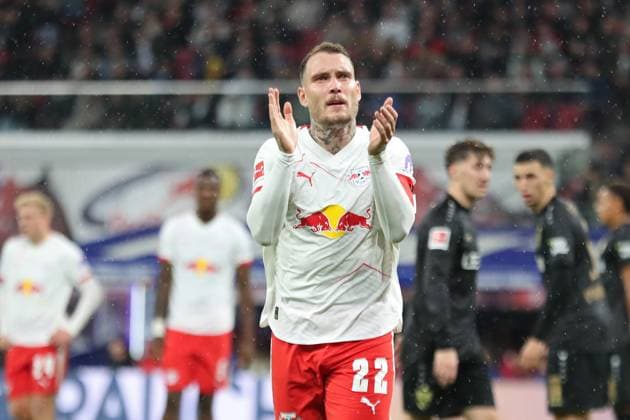RB Leipzig vs VfB Stuttgart, 01 11 2025 LEIPZIG, GERMANY NOVEMBER 1 David Room 22, RB Leipzig applauds the fans during the Bundesliga match between RB Leipzig vs VfB Stuttgart at Red Bull Arena on matchday 9 of Bundesliga 1 on November 1, 2025 in Leipzig, Germany DFL REGULATIONS PROHIBIT ANY USE OF PHOTOGRAPHS AS IMAGE SEQUENCES AND OR QUASI VIDEO Copyright: xBEAUTIFULxSPORTS JanxKaeferx