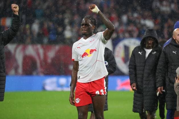 01 11 2025, xgox, Soccer 1 Bundesliga, RB Leipzig VfB Stuttgart emspor, v l Castello Lukeba Leipzig, 23 cheering about the victory, cheering after the end of the match DFL DFB REGULATIONS PROHIBIT ANY USE OF PHOTOGRAPHS as IMAGE SEQUENCES and or QUASI VIDEO Leipzig