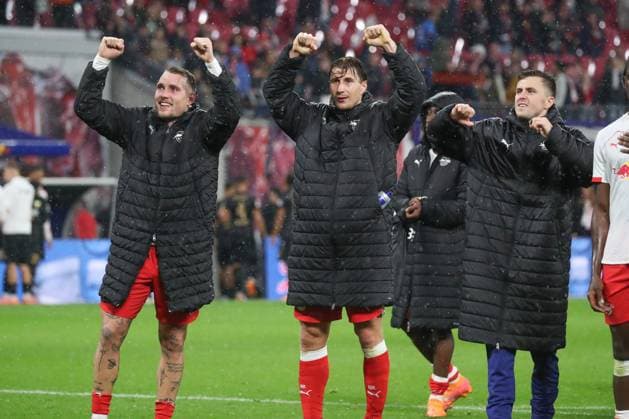 01 11 2025, xgox, Soccer 1 Bundesliga, RB Leipzig VfB Stuttgart emspor, v l David Raum Leipzig, 22 , Willi Orban Leipzig, 4 , Christoph Baumgartner Leipzig, 14 Cheering about the victory, cheering after the end of the match DFL DFB REGULATIONS PROHIBIT ANY USE OF PHOTOGRAPHS as IMAGE SEQUENCES and or QUASI VIDEO Leipzig