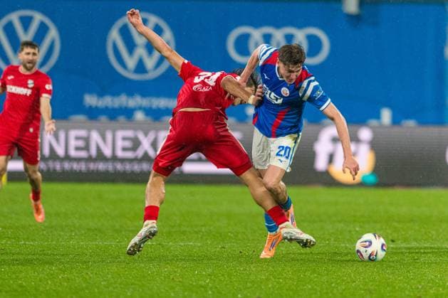 Rostock, Germany 01 November 2025 3 Liga 2025 2026 FC Hansa Rostock vs SC Verl In the picture from left in a duel Fynn Otto SC Verl and Ryan Naderi Hansa Rostock DFB regulations prohibit any use of photographs as image sequences and or quasi video Copyright: xFotostandx xVoelkerx