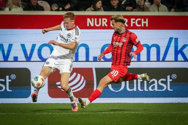 Hugo Larsson 16 Eintracht Frankfurt with a pass in front of Niklas Dorsch 30 1FC Heidenheim 1846 , 1 FC Heidenheim 1846 vs Eintracht Frankfurt, Football, Men, DFL, Bundesliga, Season 2025 2026, Voith Arena, 9 Matchday, 01 11 2025 Heidenheim Baden Wuerttemberg Germany Copyright: xkolbert-press MartinxAgüerax