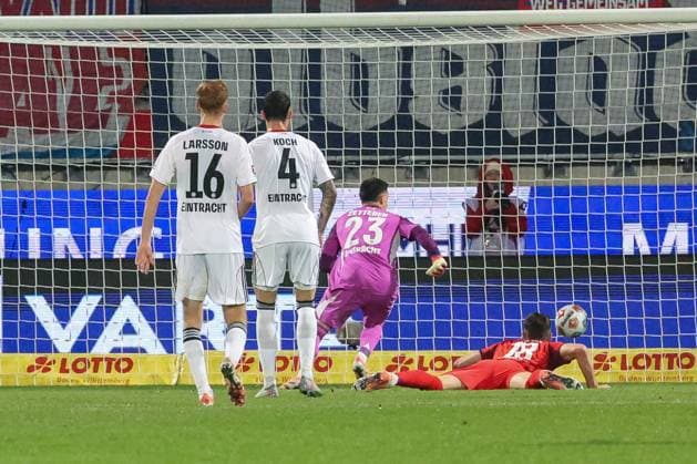 Marvin Pieringer 18 1FC Heidenheim 1846 with a header that almost goes into the goal, Michael Zetterer 23 Eintracht Frankfurt jumps behind but is whistled offside, 1 FC Heidenheim 1846 vs Eintracht Frankfurt, Football, Men, DFL, Bundesliga, Season 2025 2026, Voith Arena, Matchday 9, 01 11 2025 Heidenheim Baden Wuerttemberg Germany Copyright: xkolbert-press MartinxAgüerax