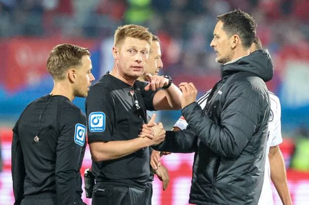 Head coach Dino Toppmoeller Eintracht Frankfurt , right, energetic in conversation with referee referee Christian Dingert after the end of the match, 1 FC Heidenheim 1846 vs Eintracht Frankfurt, Football, Men, DFL, Bundesliga, Season 2025 2026, Voith Arena, Matchday 9, 01 11 2025 Heidenheim Baden Wuerttemberg Germany Copyright: xkolbert-press MartinxAgüerax