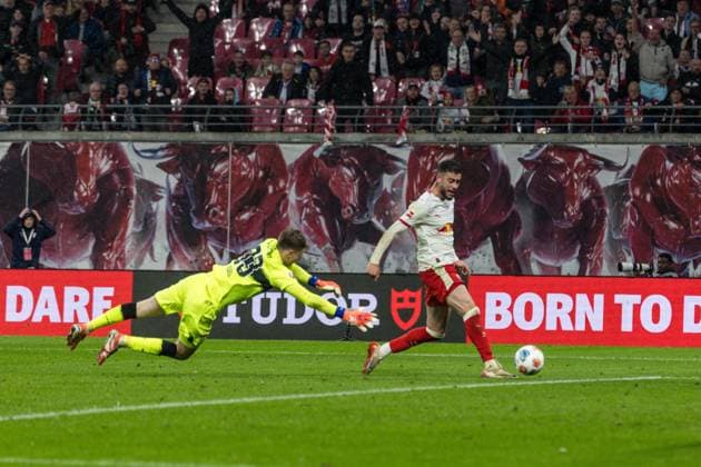 GER, Bundesliga, RB Leipzig VfB Stuttgart 01 11 2025, Red Bull Arena, Leipzig, GER, Bundesliga, RB Leipzig VfB Stuttgart Romulo RB Leipzig 40 , Alexander Nübel Alexander Nuebel VfB Stuttgart 33 Â nordphotoxGmbHxx xAlexanderxTrienitz nph00051