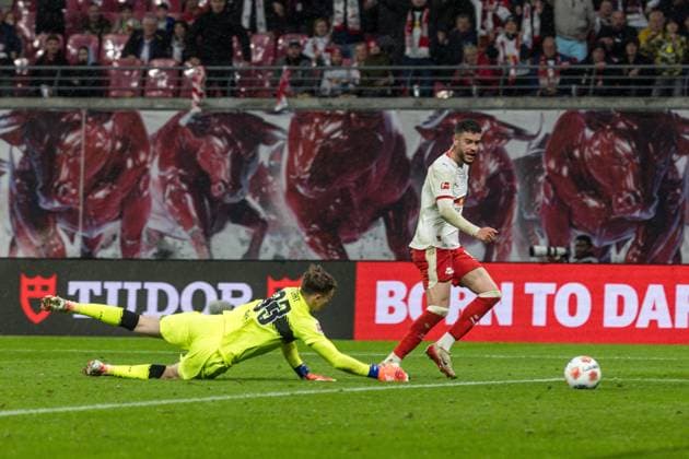 GER, Bundesliga, RB Leipzig VfB Stuttgart 01 11 2025, Red Bull Arena, Leipzig, GER, Bundesliga, RB Leipzig VfB Stuttgart Romulo RB Leipzig 40 , Alexander Nübel Alexander Nuebel VfB Stuttgart 33 Â nordphotoxGmbHxx xAlexanderxTrienitz nph00051