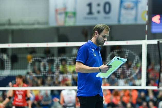 Felix Koslowski Head Coach SSC Palmberg Schwerin Dresdner SC vs SSC Palmberg Schwerin, 1 Volleyball Bundesliga Women, Season 2025 2026, 01 11 2025 Dresdner SC vs SSC Palmberg Schwerin, 1 Volleyball Bundesliga Women, Season 2025 2026, 01 11 2025 Dresden Copyright: xEibner-Pressefoto xHoepnerx EP_PHR