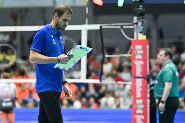 Felix Koslowski Head Coach SSC Palmberg Schwerin Dresdner SC vs SSC Palmberg Schwerin, 1 Volleyball Bundesliga Women, Season 2025 2026, 01 11 2025 Dresdner SC vs SSC Palmberg Schwerin, 1 Volleyball Bundesliga Women, Season 2025 2026, 01 11 2025 Dresden Copyright: xEibner-Pressefoto xHoepnerx EP_PHR