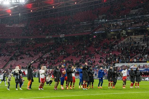 GER, Bundesliga, RB Leipzig VfB Stuttgart 01 11 2025, Red Bull Arena, Leipzig, GER, Bundesliga, RB Leipzig VfB Stuttgart The RB Leipzig team would like to thank the fans Â nordphotoxGmbHxx xAlexanderxTrienitz nph00051