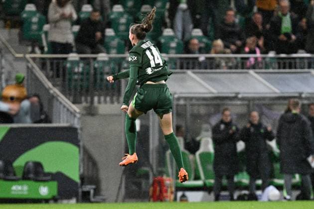 Soccer I Women I Season 2025 2026 I Bundesliga I Matchday 8 I VfL Wolfsburg TSG Hoffenheim I 01 11 2025 Goal celebration and leap for goal for 2 1 Smilla Vallotto 14, VfL Wolfsburg Wolfsburg AOK Stadium Lower Saxony Germany Copyright: xLobeca InesxHähnelx