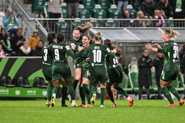 Soccer I Women I Season 2025 2026 I Bundesliga I Matchday 8 I VfL Wolfsburg TSG Hoffenheim I 01 11 2025 Goalscorer Smilla Vallotto 14, VfL Wolfsburg cheers with Team Wolfsburg AOK Stadion Niedersachsen Germany Copyright: xLobeca InesxHähnelx