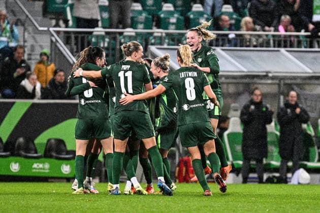 Soccer I Women I Season 2025 2026 I Bundesliga I Matchday 8 I VfL Wolfsburg TSG Hoffenheim I 01 11 2025 Goal celebration Sarai Linder 39, VfL Wolfsburg jumps into the air with joy and cheers with the team Wolfsburg AOK Stadium Lower Saxony Germany Copyright: xLobeca InesxHähnelx