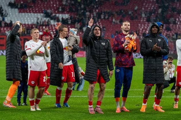 Germany, Football, 1 Bundesliga, Matchday 9, 2025 2026, RB Leipzig VfB Stuttgart on 01 11 in Leipzig Red Bull Arena RB Leipzig celebrates with the fans after the final whistle Copyright: xSvenxHeidmannx