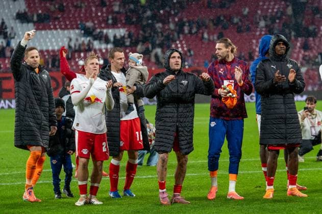 Germany, Football, 1 Bundesliga, Matchday 9, 2025 2026, RB Leipzig VfB Stuttgart on 01 11 in Leipzig Red Bull Arena RB Leipzig celebrates with the fans after the final whistle Copyright: xSvenxHeidmannx