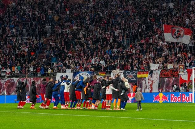 Germany, Football, 1 Bundesliga, Matchday 9, 2025 2026, RB Leipzig VfB Stuttgart on 01 11 in Leipzig Red Bull Arena RB Leipzig celebrates with the fans after the final whistle Copyright: xSvenxHeidmannx