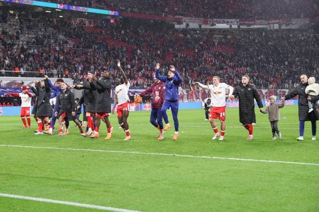 01 11 2025, xgox, Soccer 1 Bundesliga, RB Leipzig VfB Stuttgart emspor, v l Leipzig jubilation over the victory, jubilation after the end of the match DFL DFB REGULATIONS PROHIBIT ANY USE OF PHOTOGRAPHS as IMAGE SEQUENCES and or QUASI VIDEO Leipzig