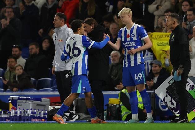 Football - 2025 2026 Premier League - Brighton & Hove Albion vs Leeds United - The Amex - Saturday 1st November 2025 Joe Knight of Brighton makes his Premier League debut during the Premier League match at the Amex Stadium COLORSPORT Shaun Boggust 