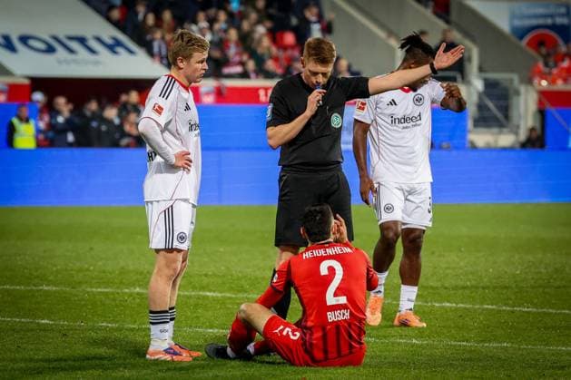Referee Referee Christian Dingert lets the attendants onto the pitch for Marnon Busch 2 1FC Heidenheim 1846 , who then has to leave injured, with Jonathan Burkardt 9 Eintracht Frankfurt , 1 FC Heidenheim 1846 vs Eintracht Frankfurt, Football, Men, DFL, Bundesliga, Season 2025 2026, Voith Arena, Matchday 9, 01 11 2025 Heidenheim Baden Wuerttemberg Germany Copyright: xkolbert-press MartinxAgüerax