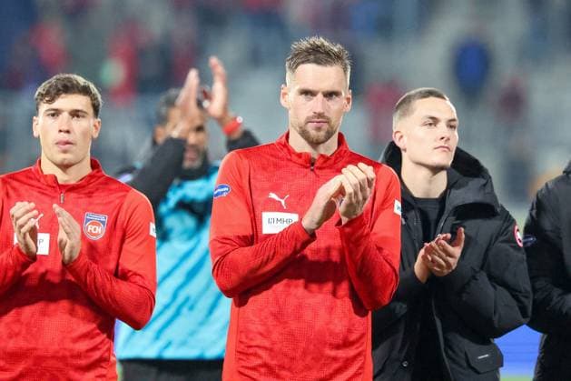 Patrick Mainka 6 1FC Heidenheim 1846 with the fans after the match, with Luca Kerber 20 1FC Heidenheim 1846 , 1 FC Heidenheim 1846 vs Eintracht Frankfurt, Football, Men, DFL, Bundesliga, Season 2025 2026, Voith Arena, Matchday 9, 01 11 2025 Heidenheim Baden Wuerttemberg Germany Copyright: xkolbert-press MartinxAgüerax