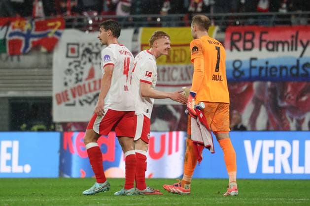 01 11 2025, xgox, Soccer 1 Bundesliga, RB Leipzig VfB Stuttgart emspor, v l Willi Orban Leipzig, 4 , Nicolas Seiwald Leipzig, 13 , Peter Gulasci Leipzig, 1 cheering about the victory, cheering after the end of the match DFL DFB REGULATIONS PROHIBIT ANY USE OF PHOTOGRAPHS as IMAGE SEQUENCES and or QUASI VIDEO Leipzig
