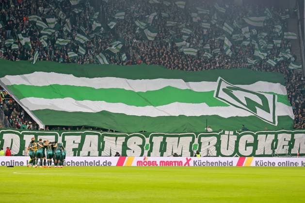 Mainz, Germany 01 November 2025 1 BL 2025 2026 FSV Mainz 05 vs SV Werder Bremen In the picture The players of form a team circle to close ranks in front of their own fan curve DFL regulations prohibit any use of photographs as image sequences and or quasi video Mewa Arena Rheinland Pfalz Copyright: xFotostandx xRacochax