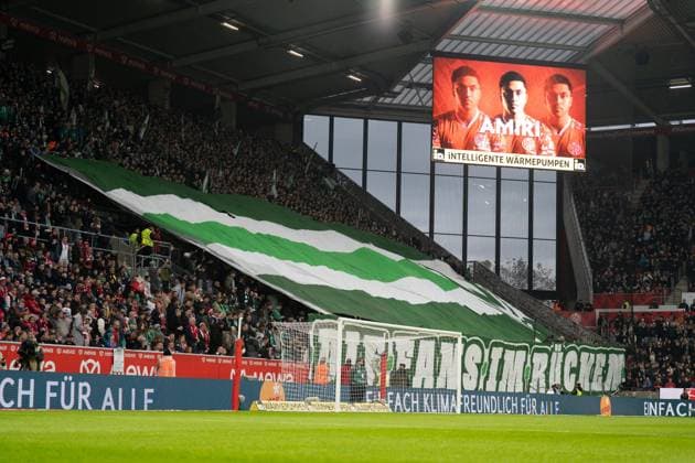 01 11 2025, xhfmx, Fussball 1 Bundesliga, FSV Mainz 05 Werder Bremen Choreo der Werder Bremen Fans DFL DFB REGULATIONS PROHIBIT ANY USE OF PHOTOGRAPHS as IMAGE SEQUENCES and or QUASI VIDEO Mainz