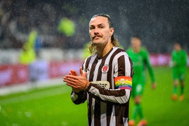 Soccer I Men I Season 2025 2026 I Bundesliga I 9 Matchday I FC St Pauli Borussia Mönchengladbach I 01 11 2025 Jackson Irvine 7, FC St Pauli Hamburg Millerntor Stadion Hamburg Germany Copyright: xLobecax xHenningxRohlfsx