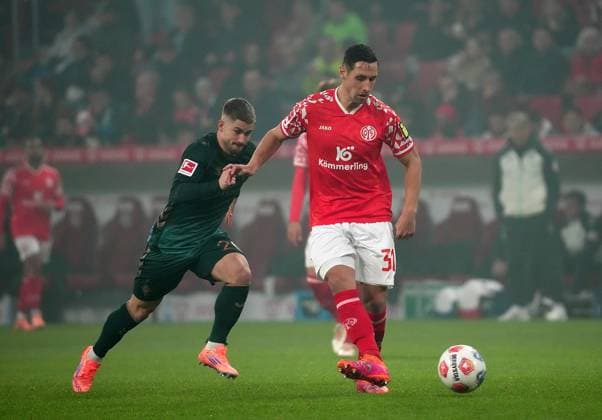GER, 1 FBL, 1 FSV Mainz 05 vs Werder Bremen 01 11 2025, MEWA Arena, Mainz, GER, 1 FBL, 1 FSV Mainz 05 vs Werder Bremen , im Bild Romano Schmid Bremen , Dominik Kohr Mainz DFL regulations prohibit any use of photographs as image sequences and or quasi video nordphotoxGmbHx xBratic nph00250