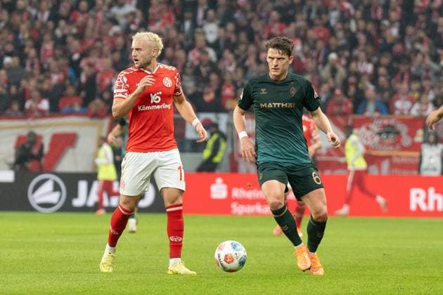 01 11 2025, xhfmx, Soccer 1 Bundesliga, FSV Mainz 05 Werder Bremen v l Benedict Hollerbach 1 FSV Mainz 05 and Jens Stage SV Werder Bremen DFL DFB REGULATIONS PROHIBIT ANY USE OF PHOTOGRAPHS as IMAGE SEQUENCES and or QUASI VIDEO Mainz
