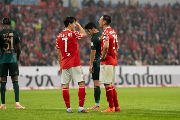 01 11 2025, xhfmx, Soccer 1 Bundesliga, FSV Mainz 05 Werder Bremen v l Jae Sun Lee 1 FSV Mainz 05 v and Dominik Kohr 1 FSV Mainz 05 at free kick DFL DFB REGULATIONS PROHIBIT ANY USE OF PHOTOGRAPHS as IMAGE SEQUENCES and or QUASI VIDEO Mainz