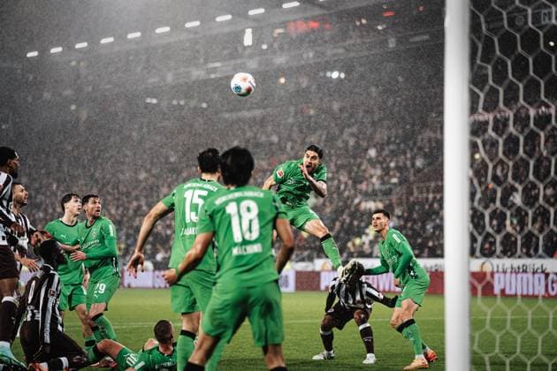 Soccer Men Season 2025 2026 Soccer Bundesliga 09 Matchday FC St Pauli vs Borussia Mönchengladbach 01 11 2025 Kevin Diks 4, Borussia Mönchengladbach defends the ball with his head after a corner Hamburg Millerntor Stadion Hamburg Germany