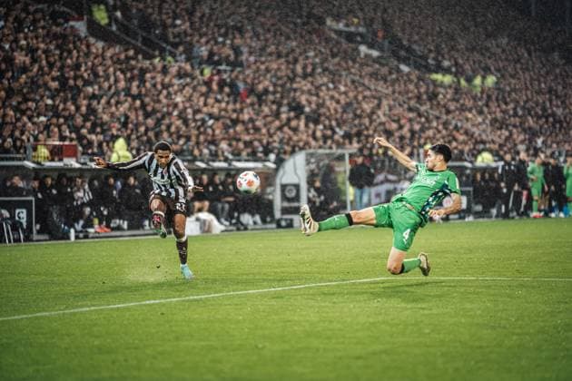 Soccer Men Season 2025 2026 Soccer Bundesliga 09 Matchday FC St Pauli vs Borussia Mönchengladbach 01 11 2025 f l Andreas Hountondji 27, FC St Pauli and Kevin Diks 4, Borussia Mönchengladbach Hamburg Millerntor Stadion Hamburg Germany