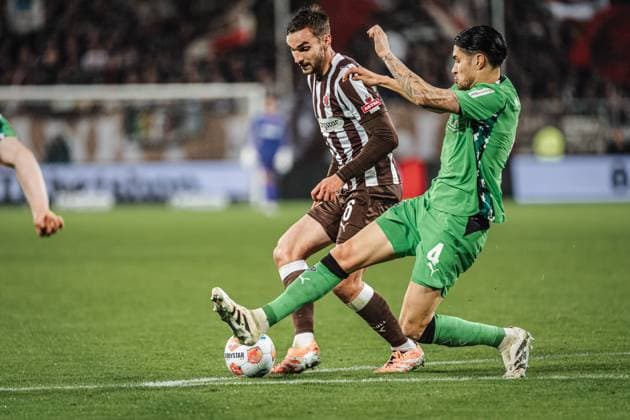 Soccer Men Season 2025 2026 Soccer Bundesliga 09 Matchday FC St Pauli vs Borussia Mönchengladbach 01 11 2025 v l James Sands 6, FC St Pauli vs Kevin Diks 4, Borussia Mönchengladbach Hamburg Millerntor Stadion Hamburg Germany