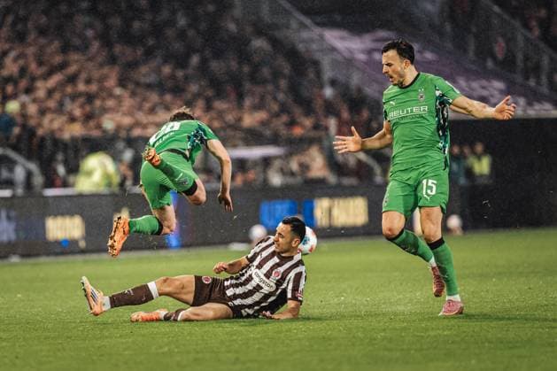 Soccer Men Season 2025 2026 Soccer Bundesliga 09 Matchday FC St Pauli vs Borussia Mönchengladbach 01 11 2025 Top Lukas Ullrich 26, Borussia Mönchengladbach is fouled by Manolis Saliakas 2, FC St Pauli Hamburg Millerntor Stadion Hamburg Germany