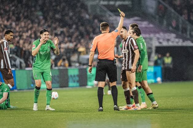 Soccer Men Season 2025 2026 Soccer Bundesliga 09 Matchday FC St Pauli vs Borussia Mönchengladbach 01 11 2025 Manolis Saliakas 2, FC St Pauli right sees yellow card from referee Robert Hartmann Hamburg Millerntor Stadion Hamburg Germany
