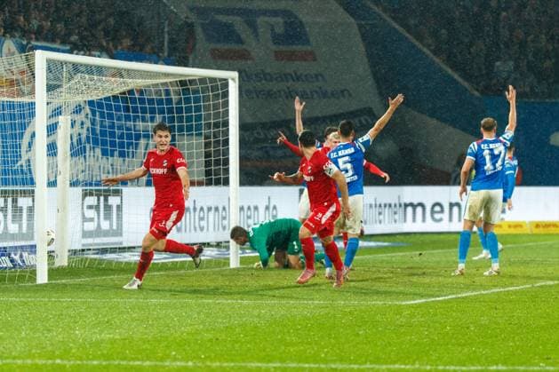 left Martin Ens VERL scores and cheers to 1 2 GER, FC Hansa Rostock vs SC Verl, Football, Men, 3 League, Matchday 13, Season 2025 2026, 01 11 2025 Rostock Ostseestadion Mecklenburg Vorpommern Germany