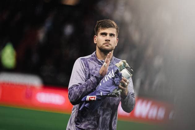 Soccer Men Season 2025 2026 Soccer Bundesliga 09 Matchday FC St Pauli vs Borussia Mönchengladbach 01 11 2025 Ben Full 1, FC St Pauli enters the stadium Hamburg Millerntor Stadion Hamburg Germany