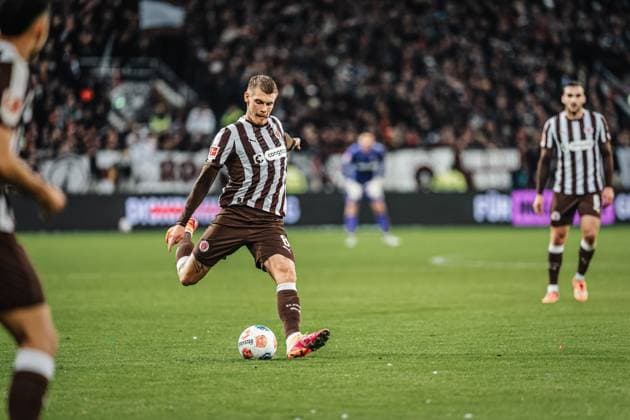 Soccer Men Season 2025 2026 Soccer Bundesliga 09 Matchday FC St Pauli vs Borussia Mönchengladbach 01 11 2025 Eric Smith 8, FC St Pauli plays the ball Hamburg Millerntor Stadion Hamburg Germany